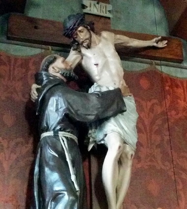 Hl. Franziskus umarmt Jesus am Kreuz; Kirche im Kapuzinerkloster in Irdning, Steiermark © 2016 Sigrid Grabmeier