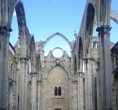 Lissabon, die beim Erdbeben von 1755 zerstörte Karmeliterkirche - Foto:Sigrid Grabmeier