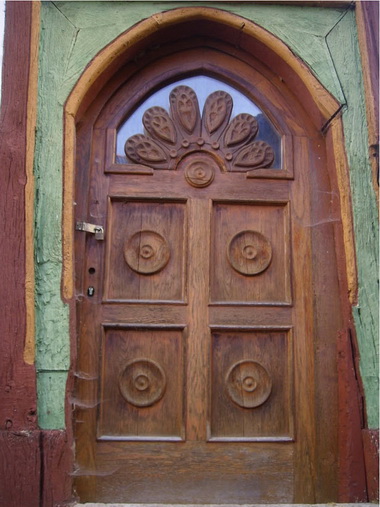 Fest verschlossen - Tür in einem Haus in Treffurt, Thüringen; © Sigrid Grabmeier