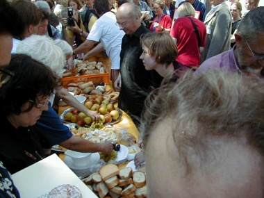 Mahl der Solidarität beim ökum. Kirchentag 2003 in Berlin