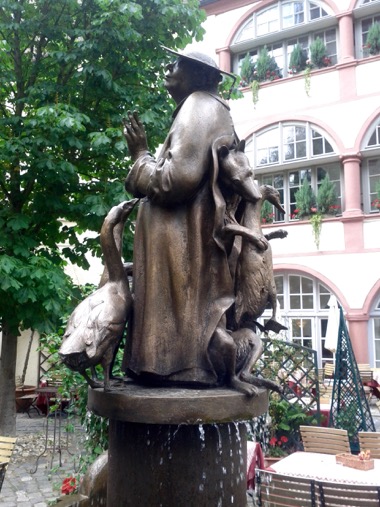 Brunnenfigur im Innenhof des Hotels Bischofshof in Regensburg 