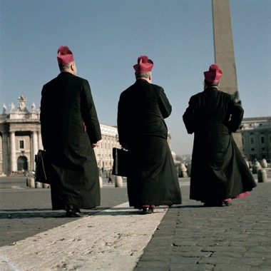II. Vatikanisches  Konzil Kardinäle verlassen den Petersdom zwischen 1963 und 1965  © Lothar Wolleh (1930–1979) 