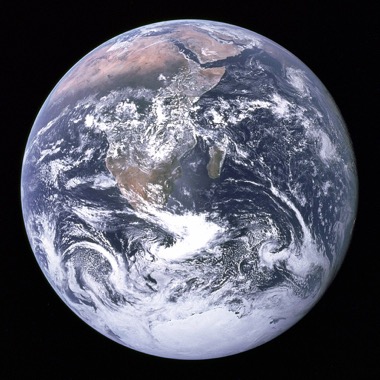 während des Fluges von Apollo 17 zum Mond am 7. Dezember 1972 entstandene Fotoaufnahme von der Erde
