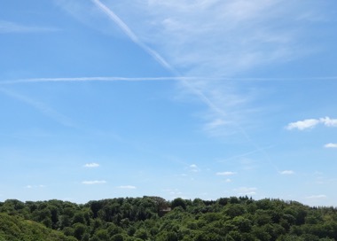 Kondensstreifen © Tobias Grimbacher Kondensstreifen © Tobias Grimbacher