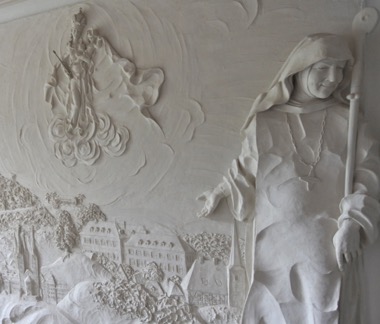 Maria Frieden mit der Gründerin Mutter Edeltraut Danner Relief Abtei Maria Frieden mit der Gründerin Mutter Edeltraut Danner