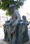 Jan Korczak mit seinen Waisenkindern auf dem Weg ins KZ - Mahnmal in Günzburg © Sigrid Grabmeier